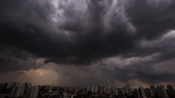 <p>Dunkle Wolken ziehen über die brasilianische Metropole Sao Paulo.</p>