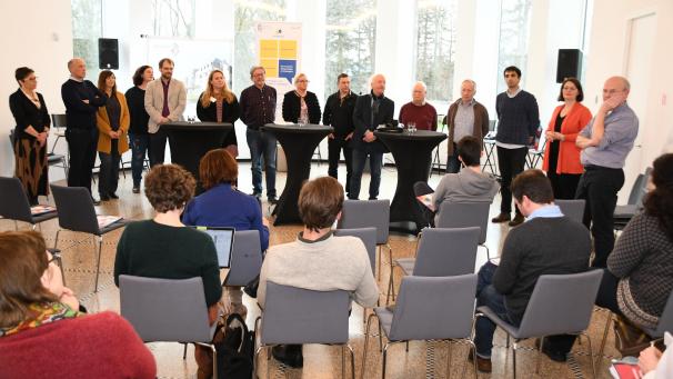 <p>Die erste Sitzung der Bürgerversammlung fand am Samstagnachmittag im DG-Parlament statt. Zahlreiche Journalisten hatten sich zu dem Event angemeldet.</p>