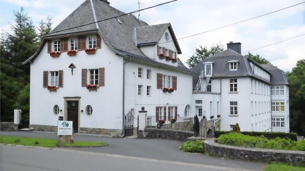 <p>Was geschieht mit dem Kloster Montenau? Nachdem ein Hotelprojekt gescheitert ist, übernimmt eine internationale Immobilienagentur die Vermarktung.</p>