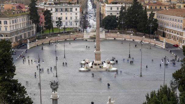 <p>Italien, Rom: Passanten spazieren über die Piazza del Popolo. Italien ist in Europa das am stärksten von Coronavirus-Infektionen getroffene Land.</p>