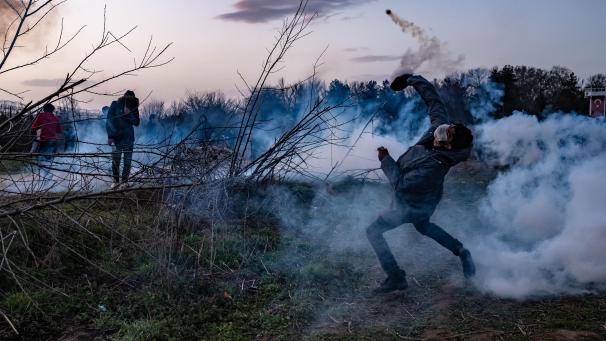 <p>Türkei, Pazarkule: Bei Zusammenstößen mit der griechischen Bereitschaftspolizei und Armee an der türkisch-griechischen Grenze versammeln sich Migranten an einem Grenzzaun auf der türkischen Seite.</p>