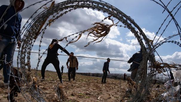 <p>Türkei, Edirne: Migranten versuchen Zäune in der Nähe von Pazarkule an der türkisch-griechischen Grenze zu durchbrechen</p>