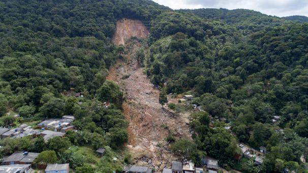 <p>Blick auf einen Berghang in Guaruja, wo es durch schwere Regenfälle eine Schlammlawine verursacht wurde.</p>