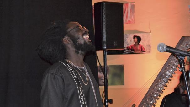 <p>Oumar Konte, Sohn des senegalesischen Kora-Virtuosen Lamine Konte, präsentierte im Viertelhaus Cardijn seinen ganz eigenen Stil.</p>