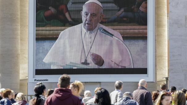 <p>Nonnen und Gläubige nehmen an der Live-Übertragung des Angelus-Gebetes von Papst Franziskus auf dem Petersplatz im Vatikan teil.</p>