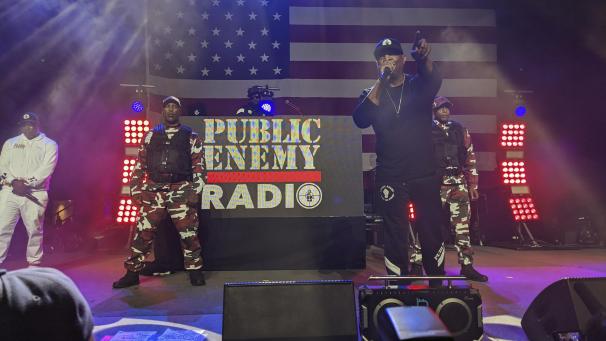 <p>Die Hip-Hop-Legende Chuck D (2.v.r.) von Public Enemy bei einer Kundgebung für Bernie Sanders</p>