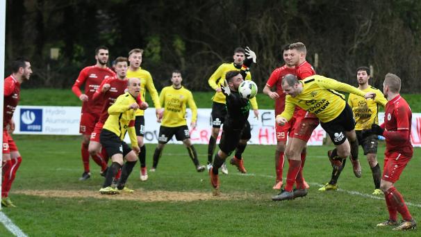 <p>Mit aller Macht wollten die Raeren-Eynattener (Dennis Laschet beim Kopfball) den Ausgleich am Ende erzwingen.</p>