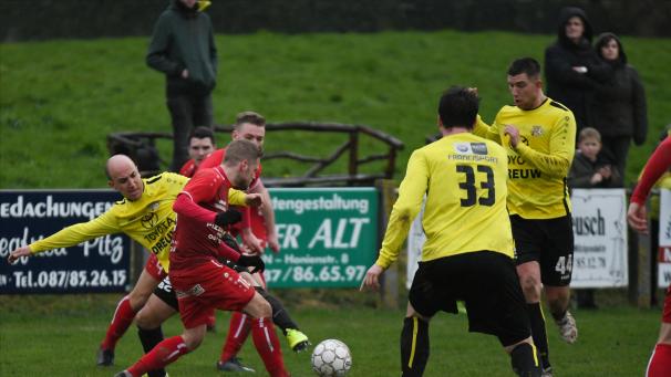 <p>Viel Spielfluss kam bei den Wetterbedingungen nicht auf. Stattdessen war das Topspiel von Kampf und Intensität geprägt.</p>
