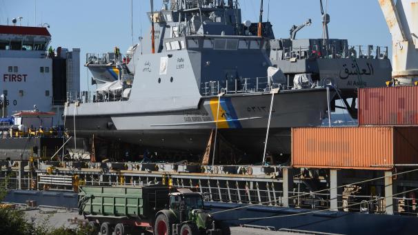 <p>Ein deutsches Küstenschutzboot für Saudi-Arabien wird auf ein Transportschiff verladen.</p>
