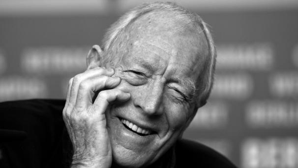 <p>Der schwedische Schauspieler Max von Sydow lächelt 2012 auf einer Pressekonferenz der Berlinale.</p>