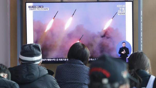 <p>Südkorea, Seoul: Menschen verfolgen in einem Bahnhof eine Nachrichtensendung, die über einen Raketentest von Nordkorea berichtet.</p>
