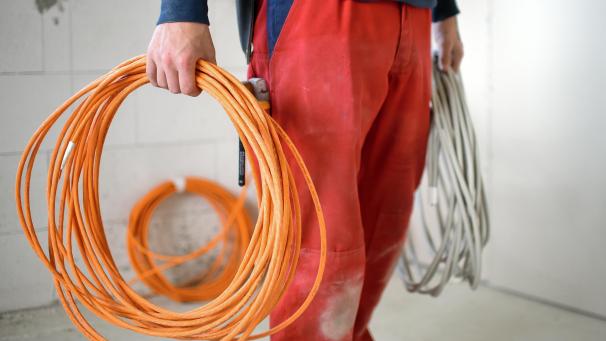 <p>Der Fachkräftemangel ist eine „reale Bedrohung“ für die wirtschaftliche Entwicklung der Deutschsprachigen Gemeinschaft. Mit gezielten Maßnahmen und verstärkter Netzwerkarbeit möchte das „Fachkräftebündnis Ostbelgien“ gegensteuern. Öffentliche Hand und Privatwirtschaft ziehen dabei an einem Strang.</p>