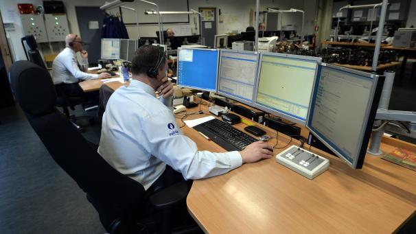 <p>In Eupen soll für die beiden deutschsprachigen Polizeizonen eine eigene Kommunikations- und Informationszentrale entstehen, die sich unter anderem um die Weiterleitung von Notrufen kümmert. Dieses Bild zeigt ein Callcenter in Löwen.</p>