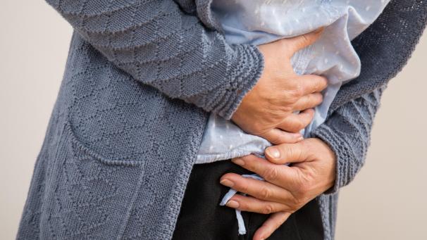 <p>Starke Schmerzen im Unterleib kurz vor oder während der Monatsblutung, können auf eine Endometriose hindeuten.</p>