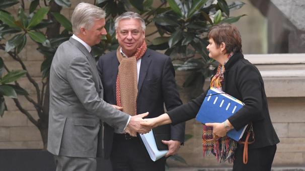 <p>Sabine Laruelle (r.) und Patrick Dewael erstatteten dem König am Montagnachmittag Bericht.</p>