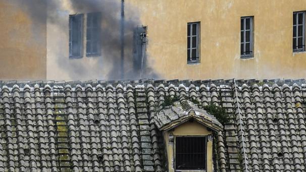 <p>Rauch geht über dem Gefängnis Regina Coeli in Rom auf.</p>