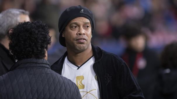 <p>Brasiliens Fußball-Idol Ronaldinho sitzt in Paraguay wegen eines gefälschten Ausweises in Untersuchungshaft.</p>