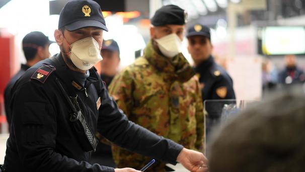 <p>Ein Polizist trägt einen Mundschutz am Hauptbahnhof von Mailand. Die italienische Regierung weitet Sperrungen und Einschränkungen der Bewegungsfreiheit wegen der Coronavirus-Krise auf das ganze Land aus.</p>