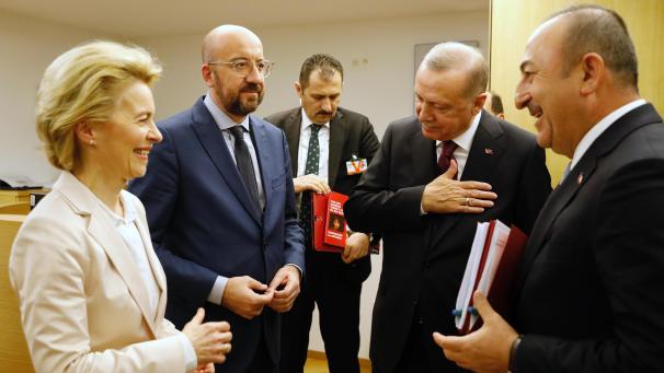 <p>Ursula von der Leyen (l-r), Präsidentin der Europäischen Kommission und Charles Michel, Präsident des Europäischen Rates sprechen mit Recep Tayyip Erdogan, Präsidenten der Türkei und Mevlut Cavusoglu, Außenminister der Türkei im Rahmen des Treffens der Staats- und Regierungschefs der EU und der Türkei.</p>