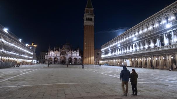 <p>Italien, Venedig: Menschen gehen über den fast leeren Markusplatz. Italien hat die höchste Zahl an nachgewiesenen Covid-19-Toten nach China.</p>