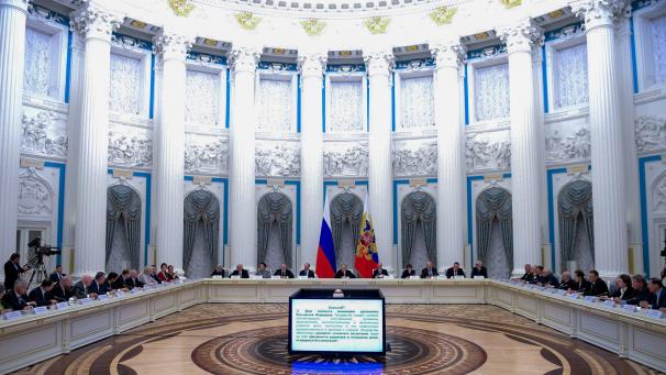<p>Wladimir Putin, Präsident von Russland, nimmt an einem Treffen mit Mitgliedern einer Arbeitsgruppe, die zur Erörterung von Verfassungsänderungen eingerichtet wurde, teil. In einem umstrittenen Verfahren lässt Kremlchef Wladimir Putin die Verfassung ändern.</p>