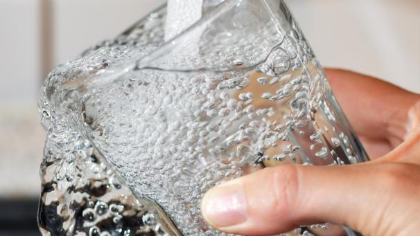 <p>Die neue wallonische Regierung wollte das Gratiswasser in Restaurants nach dem Vorbild Frankreichs einführen, doch dann gab es Widerstand aus dem Gaststättengewerbe und der Industrie.</p>