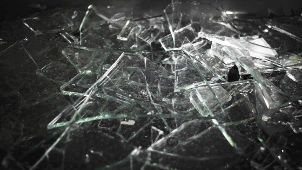 <p>Zwei Brüder gerieten bei einer Party aneinander. Einer von ihnen soll die Partnerin des anderen mit einer Glasscherbe im Gesicht verletzt haben.</p>