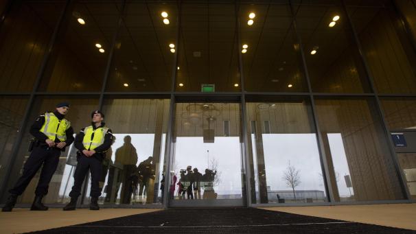 <p>Zwei Militärpolizisten bewachen den Eingang zum Gericht am zweiten Tag des Prozesses.</p>