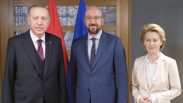 <p>Der türkische Präsident Recep Tayyip Erdogan, der belgische Präsident des Europäischen Rates, Charles Michel, und EU-Kommissionspräsidentin Ursula von der Leyen (v.l.) am Montag in Brüssel.</p>