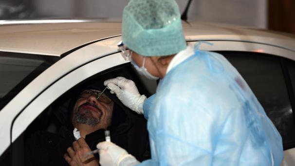 <p>Seit Dienstag in Betrieb: Ein Drive-Through im unterirdischen Parkhaus des Citadelle-Krankenhauses in Lüttich ermöglicht einen Schnelltest auf das Coronavirus. Der Abstrich wird, bei Vorlage einer ärztlichen Verschreibung, aus der Nase genommen, ohne dass der Autofahrer sein Fahrzeug verlassen muss.</p>