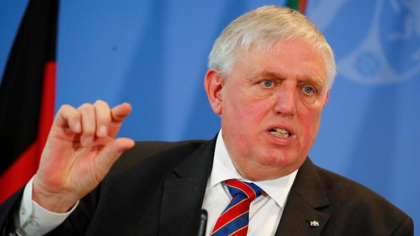 <p>Der von der NRW-Landesregierung beschlossene Erlass zur Absage von Großveranstaltungen wegen des Coronavirus ist zeitlich nicht befristet. „Wir können jeden Tag anders entscheiden“, sagte Gesundheitsminister Karl-Josef Laumann (Bild) am Dienstag in Düsseldorf. Diese unbefristete Entscheidung sei „die richtige“.</p>