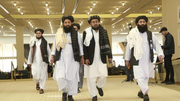 <p>Eine Taliban-Delegation trifft zur Unterzeichnung des Abkommens über Wege zu einem Frieden zwischen der militant-islamistischen Taliban und den USA ein.</p>