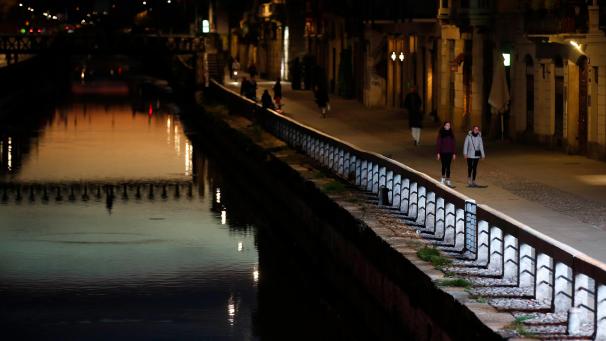 <p>Italien, Mailand: Spaziergänger gehen an dem Kanal Naviglio Grande entlang.</p>
