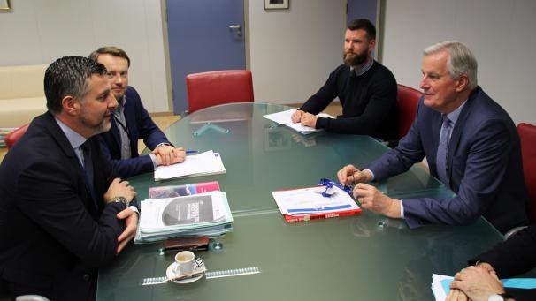 <p>Pascal Arimont (l.) im Austausch mit dem Brexit-Chefunterhändler der EU, Michel Barnier</p>