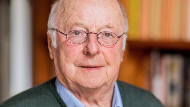 <p>Norbert Blüm in seinem Arbeitszimmer: Der ehemalige Arbeits- und Sozialminister Norbert Blüm ist nach einer Blutvergiftung an Armen und Beinen gelähmt.</p>
