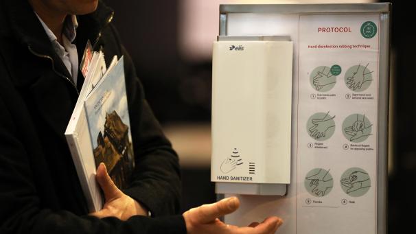 <p>Ein Mann desinfiziert auf der Kunstmesse Tefaf am Eingang seine Hände.</p>