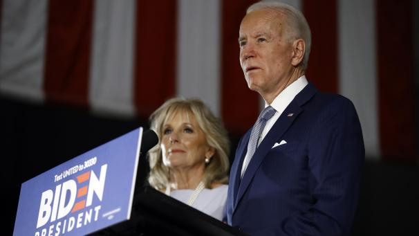 <p>Joe Biden, ehemaliger US-Vizepräsident und Bewerber um die Präsidentschaftskandidatur der Demokraten, spricht in Begleitung seiner Frau Jill zu Journalisten.</p>