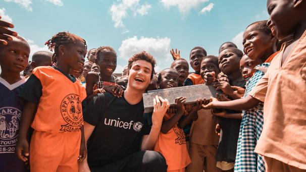 <p>Der belgische Künstler und Unicef-Botschafter Henri PFR Peiffer war Anfang 2019 zu Besuch in der Elfenbeinküste und hielt einen der recycelten Bausteine in der Hand.</p>