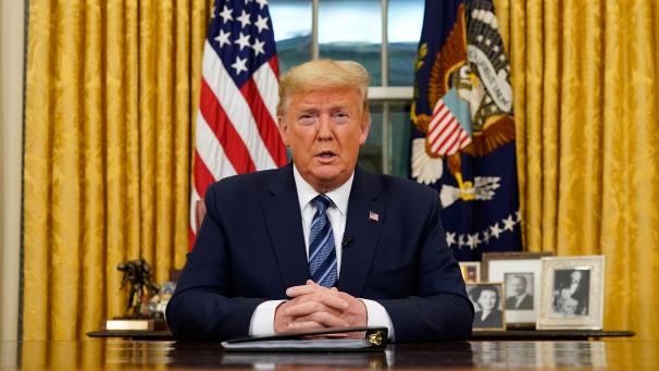 <p>Donald Trump, Präsident der USA, hält eine Ansprache an die Nation. Trump weitet die Reiseeinschränkungen wegen der Ausbreitung des Coronavirus auf Europa aus.</p>