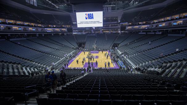 <p>Das Stadion leert sich während einer Unterbrechung, nachdem ein Spieler der Utah Jazz positiv auf das Coronavirus Covid-19 getestet wurde.</p>