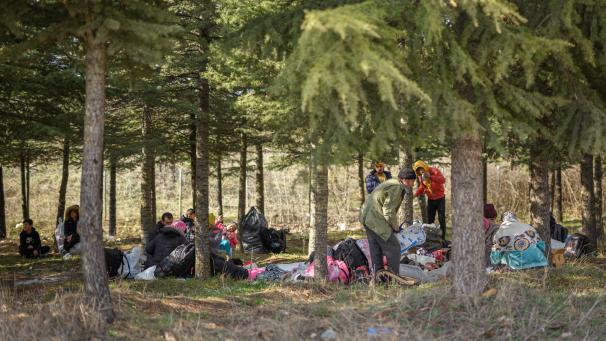 <p>Flüchtlinge finden Schutz zwischen Bäumen. Der Versuch, die Türkei über die Grenze nach Griechenland zu verlassen, ist ihnen nicht gelungen.</p>