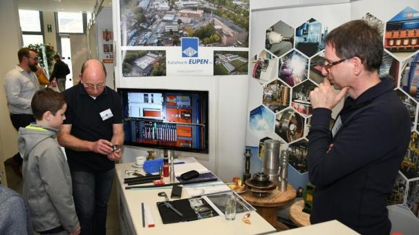 <p>Seit einigen Jahren stellen Betriebe beim „Markt der Lehrberufe“ dual ausgebildete Handwerksberufe in Handwerk und Industrie vor.</p>