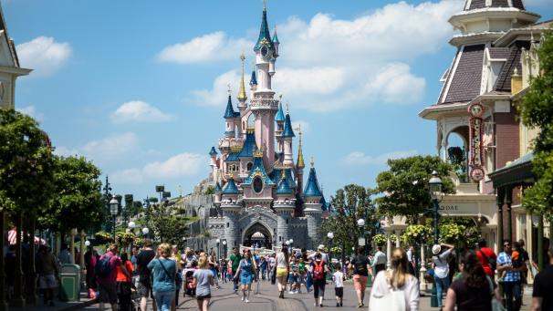 <p>Für mehr als einen Monat werden keine Paraden die Straßen des Disneyland-Parks beleben.</p>