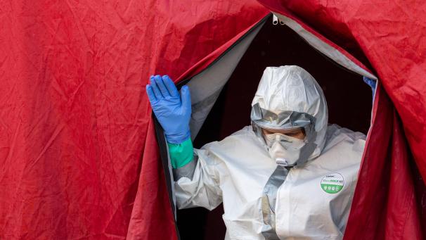 <p>Um eine Ausbreitung des Coronavirus zu verhindern hatte Tschechien vor einigen Tagen mit den stichprobenhaften Kontrollen von Einreisenden an der Grenzen zu begonnen.</p>