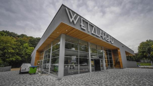 <p>Das Wetzlarbad bleibt vorerst dicht.</p>