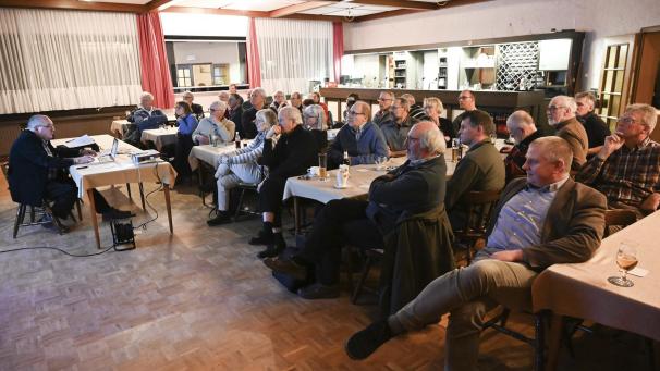 <p>Das Referat von Michael Brammertz von der Westdeutschen Gesellschaft für Familienkunde zum Thema Totenzettel im Saal Wisonbrona stieß auf reges Interesse.</p>