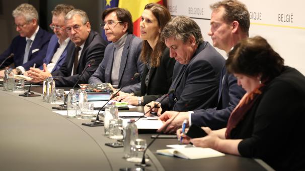 <p>Pressekonferenz der föderalen Regierungsspitze und der Ministerpräsidenten nach der Sitzung des Nationalen Sicherheitsrates. (2.v.r.: MP Oliver Paasch).</p>