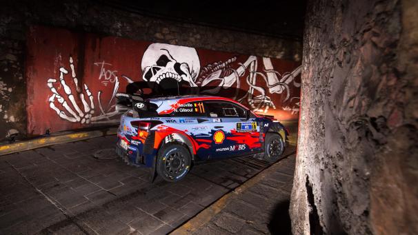 <p>Thierry Neuville unterwegs auf der spektakulären Zuschauerprüfung in den früheren Bergwerksschächten der Minenstadt Guanajuato.</p>