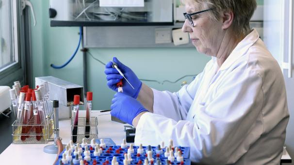 <p>Eine Forscherin im Gesundheitinstitut Sciensano</p>