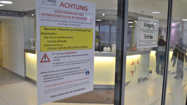 <p>Am Eingang der St.Vither Klinik werden die Besucher auf die neuen Richtlinien hingewiesen.</p>